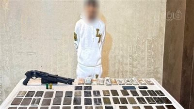 حبس 4 عاطلين متهمين بحيازة حشيش وهيروين وأسلحة 