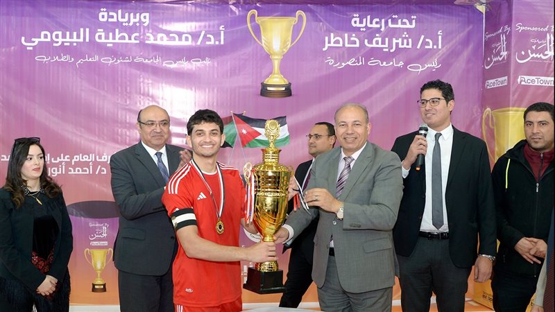  تسليم كأس المباراه