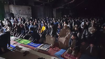 لم يمنعهم الرصاص من العبادة، سكان رفح يقيمون صلاة التراويح على أنقاض مسجد مدمر (صور) 