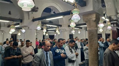 المئات يؤدون صلاة التراويح في مسجد أبو الحجاج بالأقصر في أولى ليالي رمضان (فيديو)