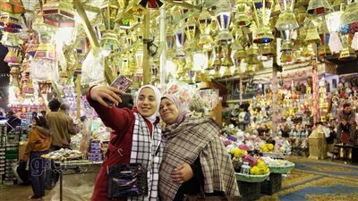 فوانيس وقطايف وتراويح، القاهرة تتلألأ في أولى ليالي رمضان