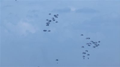 مشاهد لإلقاء المساعدات الإنسانية على مناطق شمال قطاع غزة (فيديو)