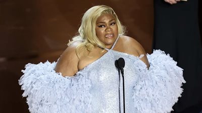 دافين جوي راندولف تبكي بعد فوزها بجائزة الأوسكار كأفضل ممثلة مساعدة (فيديو)