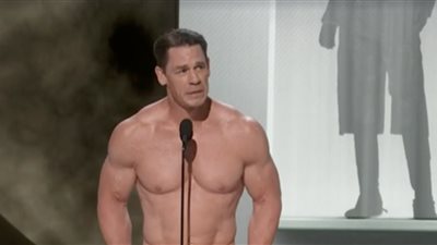 جون سينا يظهر عاريا على مسرح الأوسكار 