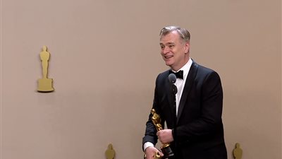 موقف طريف لـ كريستوفر نولان في مؤتمر الفائزين بالأوسكار (فيديو)
