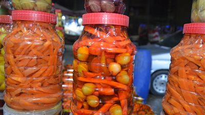 أسرار صناعة الطرشي.. ارتفاع أسعار الخضراوات أبرز أسباب غلاء المخلل.. ويمكن تحضير المحلول الملحي المناسب بهذه الطريقة (فيديو وصور)