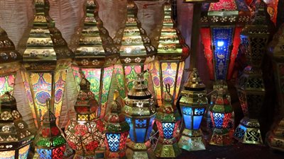 «فانوس رمضان.. التاريخ إن حكى».. يرتبط بأحداث سياسية وفنية وشخصيات مؤثرة.. قانون يلزم باستخدامه.. وجنون الدولار يرفع أسهم «البلدي»