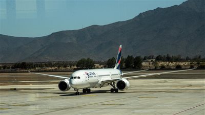 مشكلة فنية بطائرة تتسبب في إصابة 50 شخص 