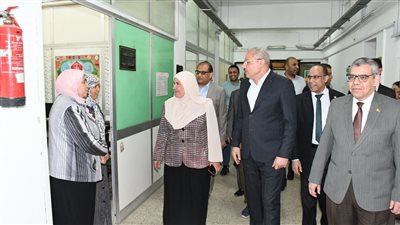رئيس جامعة قناة السويس يتفقد المبنى الإداري (صور) 