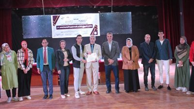 صيدلة أسيوط تفوز بكأس المركز الأول في ملتقى الندوات الذاتية لتنمية مهارات الطلاب 