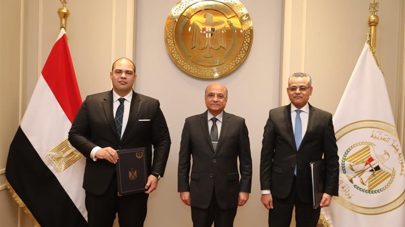وزير العدل خلال توقيع