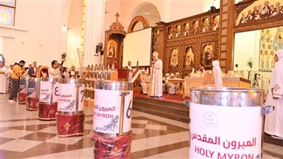 البابا تواضروس يواصل إعداد زيت الميرون