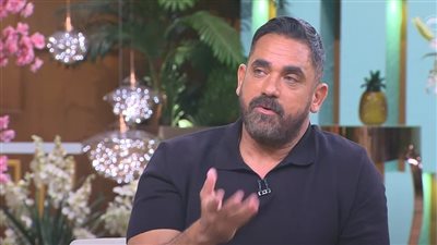 أمير كرارة يبكي على الهواء بعد عرض صورة والده في حبر سري (فيديو)