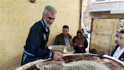 بهجة وإرث ورزق، أبو صالح أشهر صانع كنافة بلدي بالشرقية (فيديو وصور)