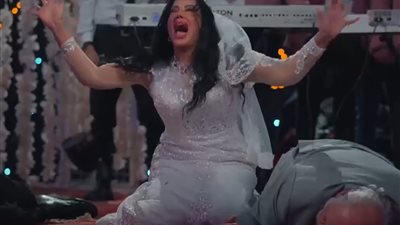 مقتل زوج ووالد سمية الخشاب بليلة زفافها في الحلقة الأولى من مسلسل بـ100 راجل (فيديو جراف) 