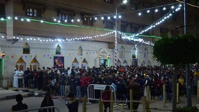 روح وطنية، العشرات بالإسكندرية يؤدون صلاة التراويح من أمام كنيسة القديسين 