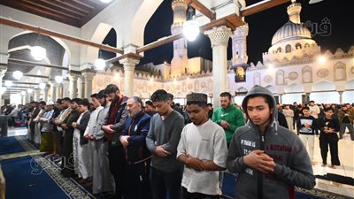 بثلاث قراءات، قراء الجامع الأزهر يؤمون آلاف المصلين من ربوع مصر وعواصم العالم‏ (صور)