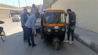 ضبط والتحفظ على 20 توك توك للسير عكس الاتجاه بالعمرانية (صور)