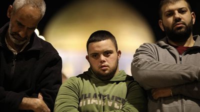 الحزن يسيطر علي وجوه المصلين، الفلسطينيون يؤدون صلاة التراويح في المسجد الأقصي (صور)