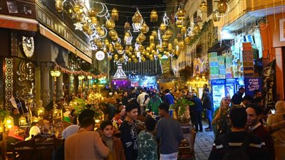 شارع المعز يتألق بالبهجة في أول ليالي رمضان (صور)