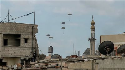 بالتنسيق مع إسرائيل، المغرب ينفذ للمرة الأولى إنزالا جويا لإيصال مساعدات إلى غزة