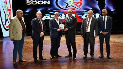 رئيس جامعة حلوان يكرم الطلاب الفائزين في مسابقة 