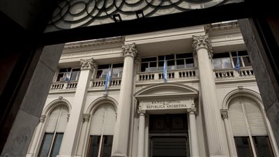 الأرجنتين تفاجئ الأسواق بخفض الفائدة إلى 80% مع تباطؤ التضخم