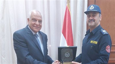 محافظ الجيزة يتسلم درع تكريم من الحماية المدنية (صور)