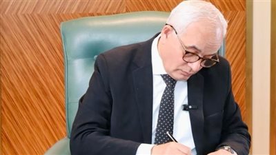 وزير التعليم يرأس لجنة مناقشة رسالة دكتوراة حول تعميم نظام المدارس التكنولوجية التطبيقية