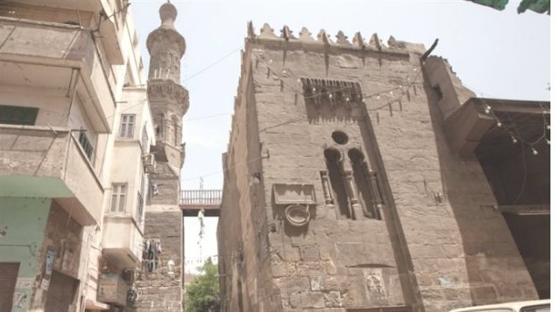 مسجد بلا مئذنة ومئذنة