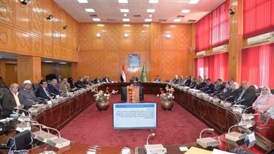 محافظ الإسماعيلية يناقش الاستراتيجية الوطنية للسكان (صور)