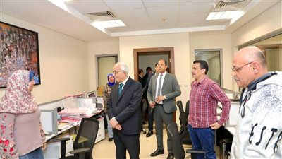 وزير التربية والتعليم يتفقد ديوان عام الوزارة ويهنئ العاملين بحلول شهر رمضان