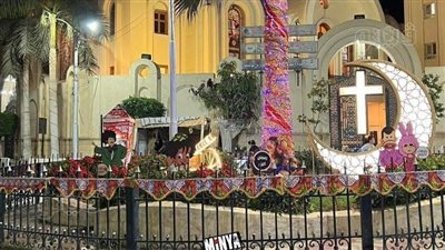  ملامح من الوحدة الوطنية بالمنيا.. راعي كنيسة السيدة العذراء يعلق فانوس رمضان.. وكنيسة الأمير تادرس الشطبي تزين الفوانيس بالهلال والصليب (صور)