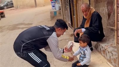 بابا نويل رمضان، شاب يوزع فوانيس مجانًا على المارة بالغربية (صور) 