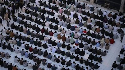 جمعهم حب العلم، لحظة إفطار الطلاب الوافدين والأجانب في الجامع الأزهر (صور) 