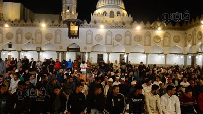 في خشوع وطمأنينة، آلاف المصلين يؤدون العشاء والتراويح في الجامع الأزهر (صور)