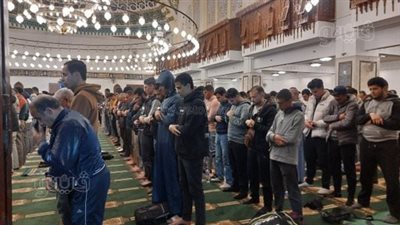 في خشوع وتدبر، جامع الحصري كامل العدد في ثالث ليالي شهر رمضان (صور)