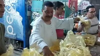 قبطي يوزع خبزا على المواطنين بمناسبة شهر رمضان بإسنا جنوب الأقصر