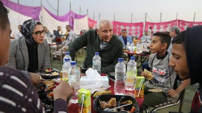 وسط أجواء من البهجة، الزملوط يشارك أهالي قرية ناصر بالخارجة الإفطار الرمضاني 