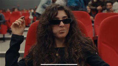 ظهرت بها مايان السيد بـ إمبراطورية ميم، سر النظارة السوداء في رائعة إحسان عبد القدوس