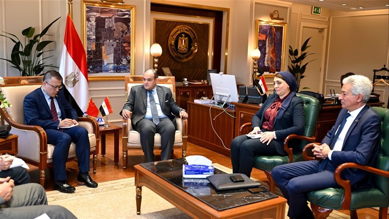 وزير الصناعة مع نائب