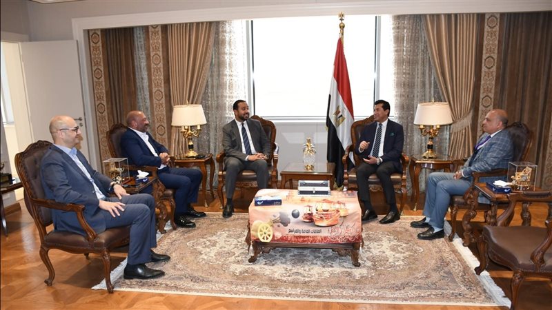 وزير الشباب يلتقي