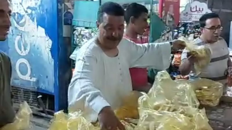 قبطي يوزع خبز على