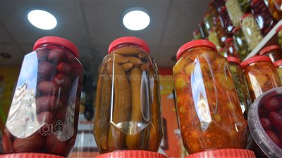 نصائح لاختيار المخلل الجاهز، وأسرار صناعته في المنزل (فيديو وصور) 