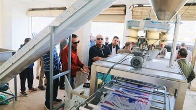 البدء بـ400 طن سكر، محافظ الوادي الجديد يتفقد خط تعبئة المواد الغذائية 