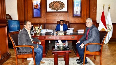 محافظ مطروح يناقش التوسع في خدمة الألياف الضوئية 