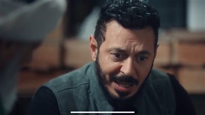 مسلسل المعلم حلقة 2، مصطفى شعبان يتوعد للانتقام لوالده ويساعد أسامة الهادي من الإدمان