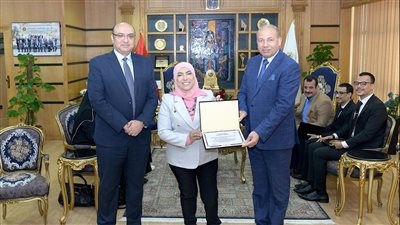 رئيس جامعة المنصورة يكرم ذوى الهمم الفائزين في مشروع دعم الحكومة الإلكترونية