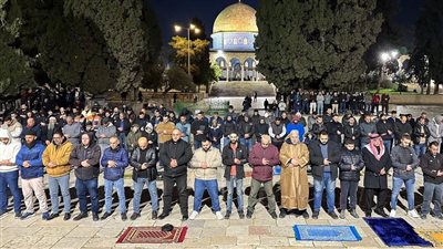 رغم قيود الاحتلال، توافد الفلسطينيين على الأقصى لأداء صلاة العشاء والتراويح (فيديو)