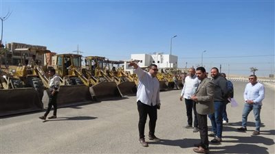 اصطفاف مفاجئ لجميع معدات شركات النظافة بالعبور الجديدة للتأكد من جاهزيتها 